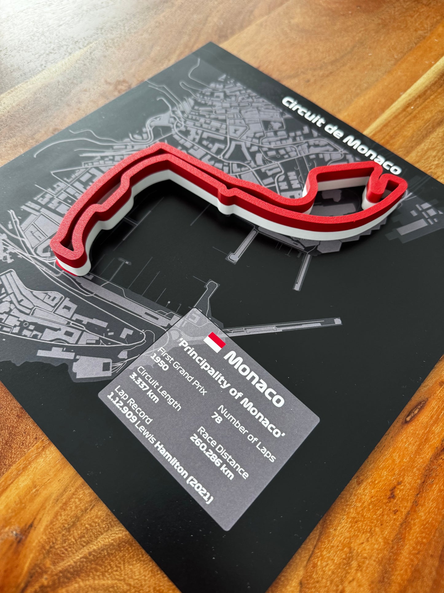 Monte Carlo 3D-Rennstrecke im Holzrahmen – Motorsportkunst in Landesfarben