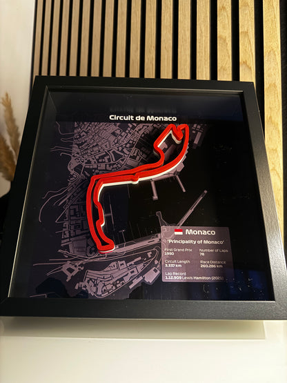 Monte Carlo 3D-Rennstrecke im Holzrahmen – Motorsportkunst in Landesfarben