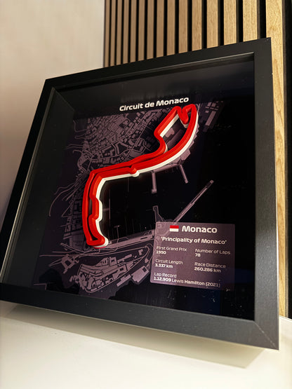 Monte Carlo 3D-Rennstrecke im Holzrahmen – Motorsportkunst in Landesfarben