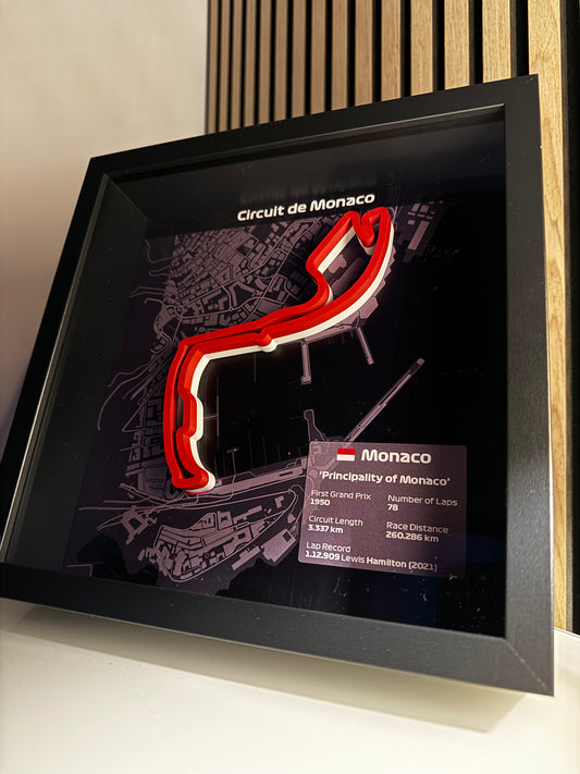 Monte Carlo 3D-Rennstrecke im Holzrahmen – Motorsportkunst in Landesfarben