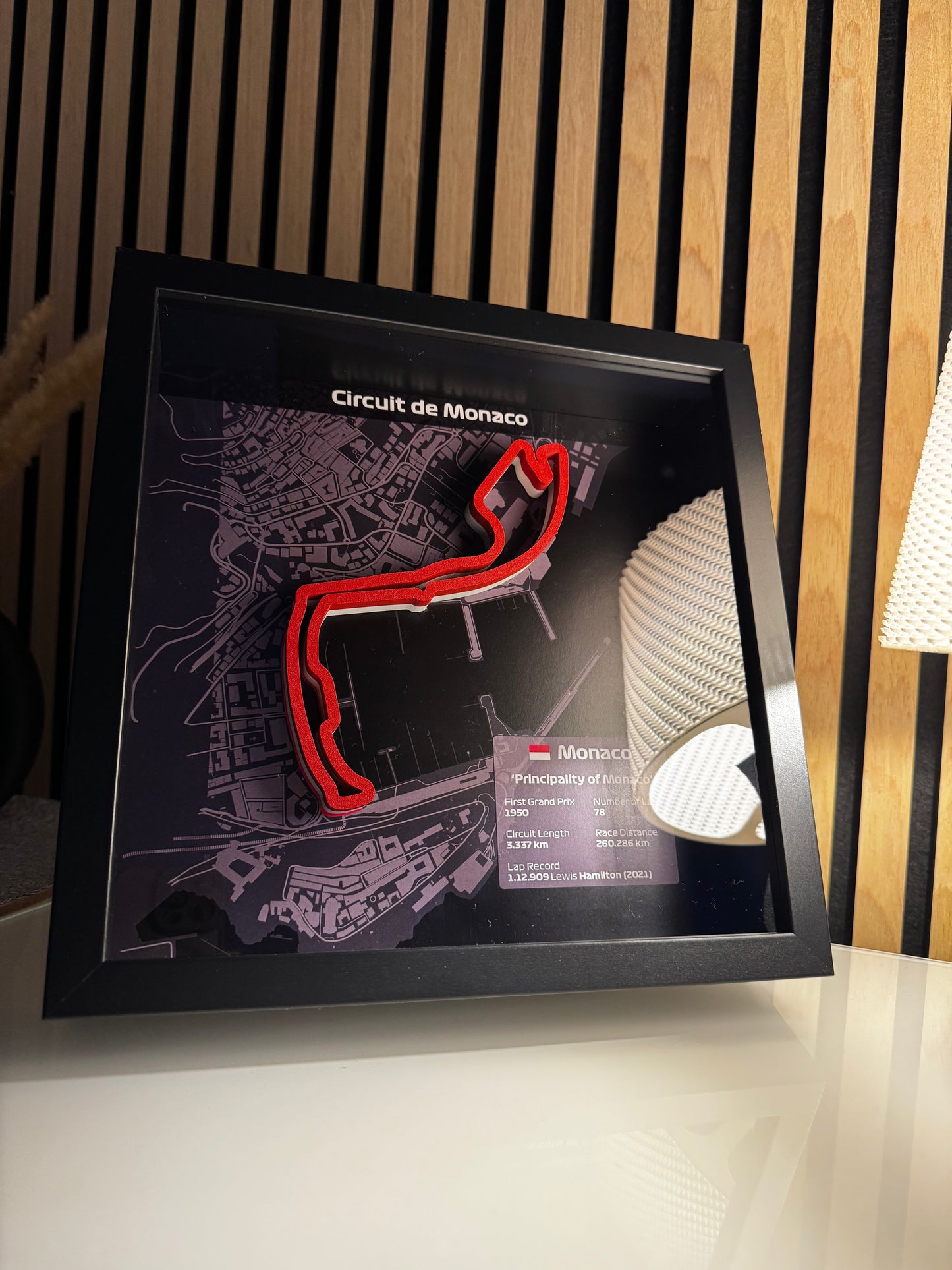 Monte Carlo 3D-Rennstrecke im Holzrahmen – Motorsportkunst in Landesfarben