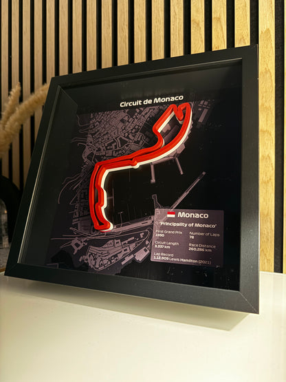 Monte Carlo 3D-Rennstrecke im Holzrahmen – Motorsportkunst in Landesfarben